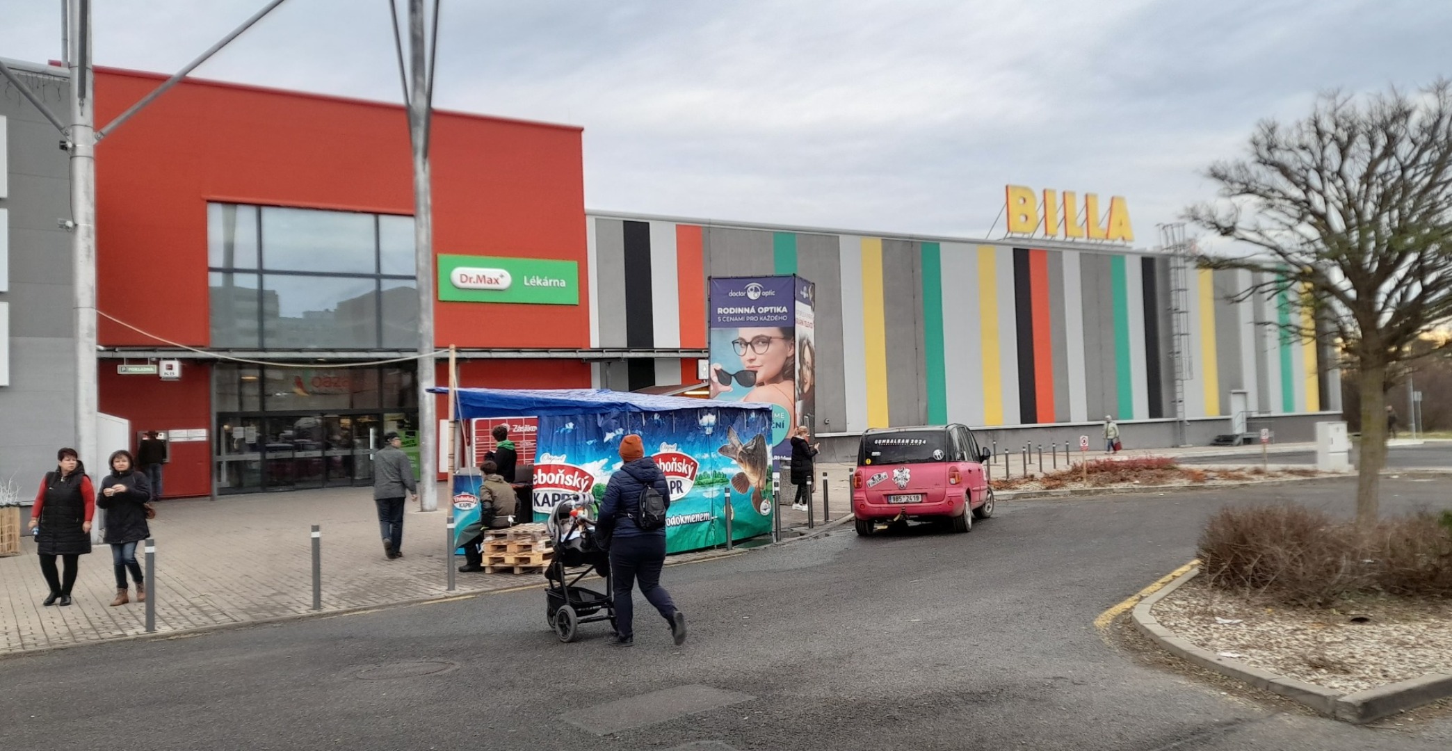 Vánoční ryby se prodávají i před Billou