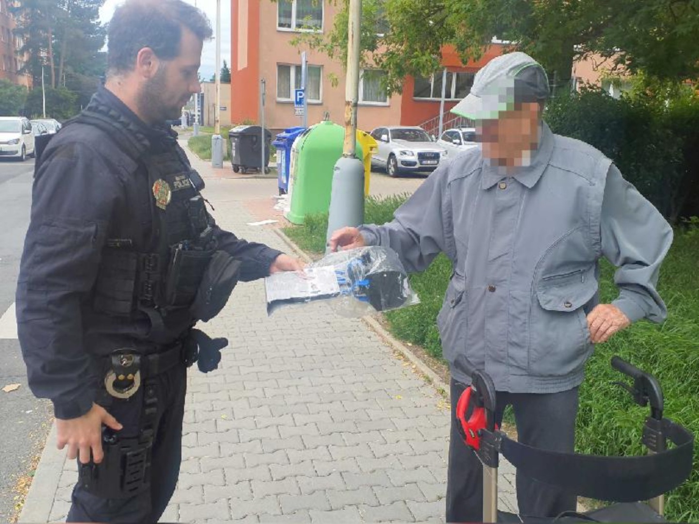 Strážníci poskytují pomůcku pro sběr hovínek