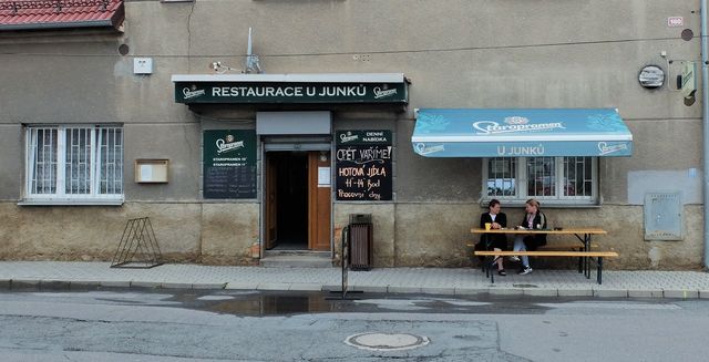 Za hostinci kolem Kladna. K Junkům se chodí na Staropramen a vyhlášené akce 