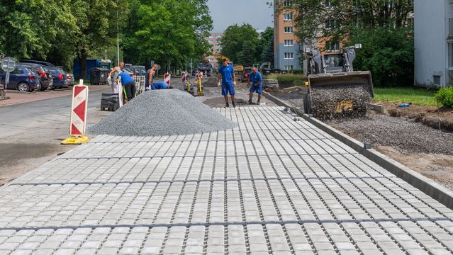 Kladno buduje nové chodníky v Kročehlavech. Součástí projektu je také výsadba nové zeleně