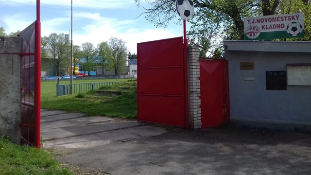 Aktualizováno: „Panelová cesta“ mezi sportovní halou a fotbalovým hřiště se pro veřejnost uzavře od čtvrtka