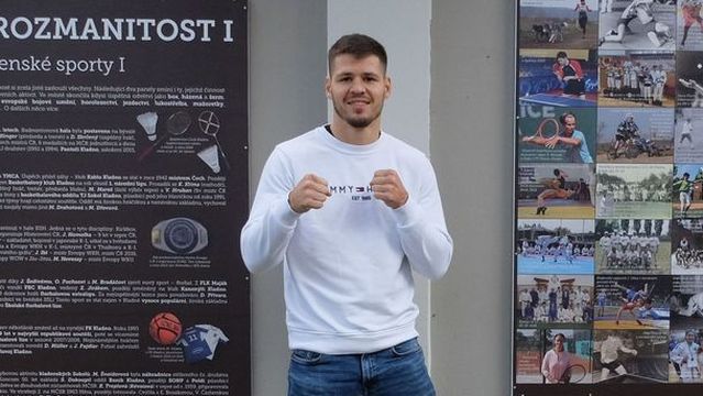 Miloš Bartl bude zítra na Kladně boxovat po deseti letech a poprvé jako profesionál Miloš Bartl bude zítra na Kladně boxovat po deseti letech a poprvé jako profesionál