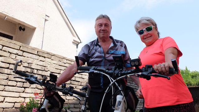 Cyklisté Filipovi odpoledne jezdí kolem komína