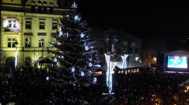 Kladno rozsvítilo svůj vánoční strom