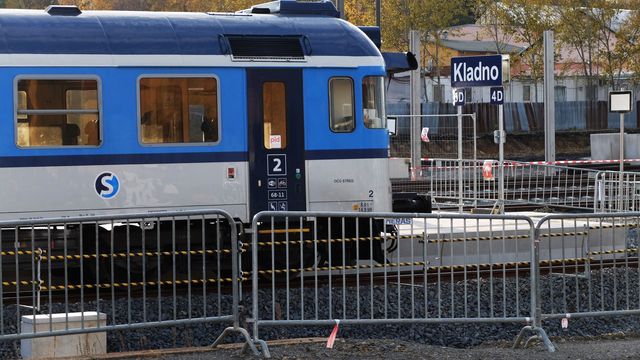 Modernizace železnice na Kladně. Na nádraží vytrhnou stroje poslední zub starých časů...