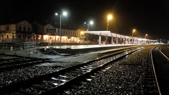 Modernizace železnice na Kladně. První cestující dnes nastupovali do vlaku z nového perónu