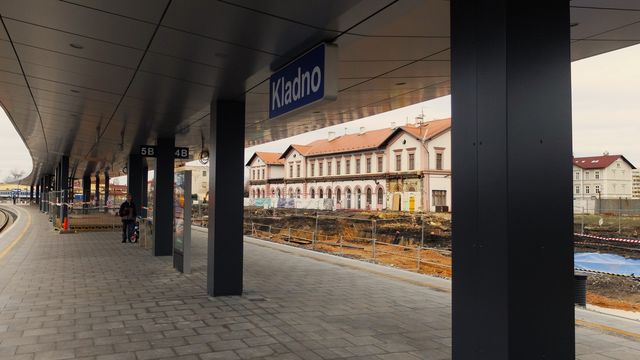 Modernizace železnice na Kladně. Už jsou vidět podjezdy a podchody