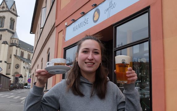 Podnikají v centru. Kateřina Kosová čepuje jedinečné pivo