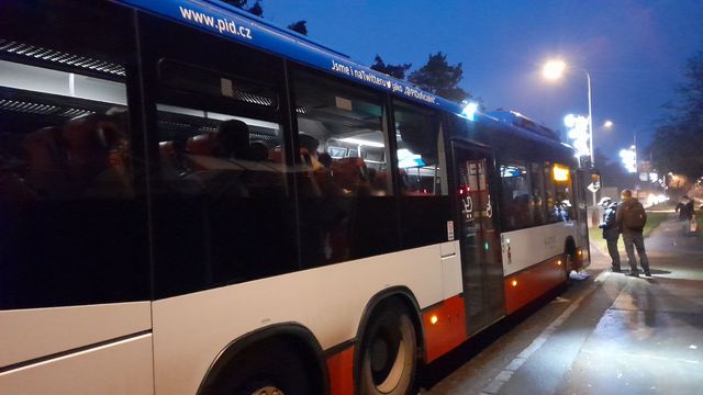 Autobusová doprava mezi Kladnem a Prahou štve zaměstnance v krajských institucích