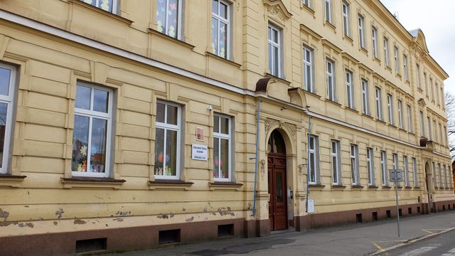 Základka na talíř (s receptem). Na devítce se podávají špízy a krevety