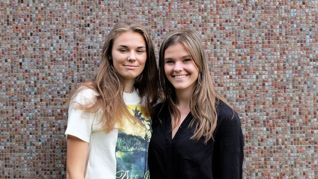 Jako vejce vejci. Denisa s Nikolou své rodiče po narození překvapily