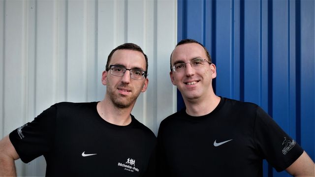 Jako vejce vejci. David a Petr dělají stejné pohyby