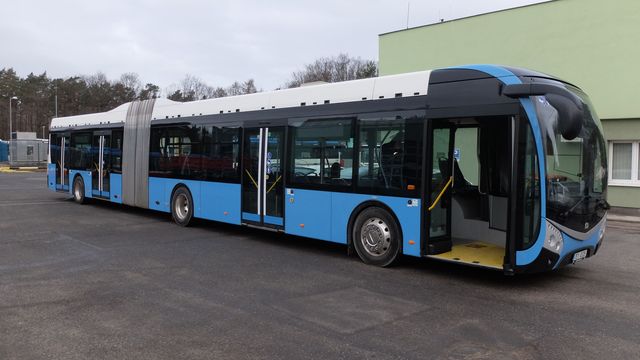 Kladno je první! Na jeho silnicích jezdí novinka, „kloubák“ na elektřinu Kladno je první! Na jeho silnicích jezdí novinka, „kloubák“ na elektřinu