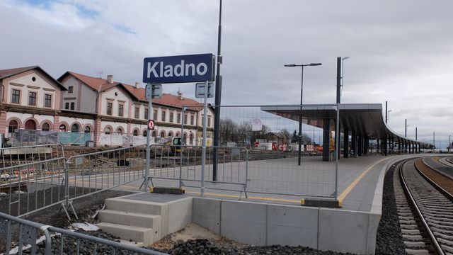 Modernizace železnice na Kladně. Podívejte se na fotky z dronu a dejte vale staré budově