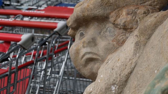 V pondělí jsou všechny velké obchody zavřené včetně lékáren až na jednu