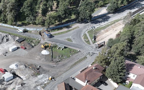 Železniční přejezd od Sletiště se uzavřel. Do ulice Sportovců se jezdí přes ulici Františka Kloze Železniční přejezd od Sletiště se uzavřel. Do ulice Sportovců se jezdí přes ulici Františka Kloze