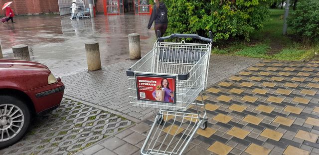 Pozor, nebezpečí úrazu! Kaufland uzamkl vozíky...