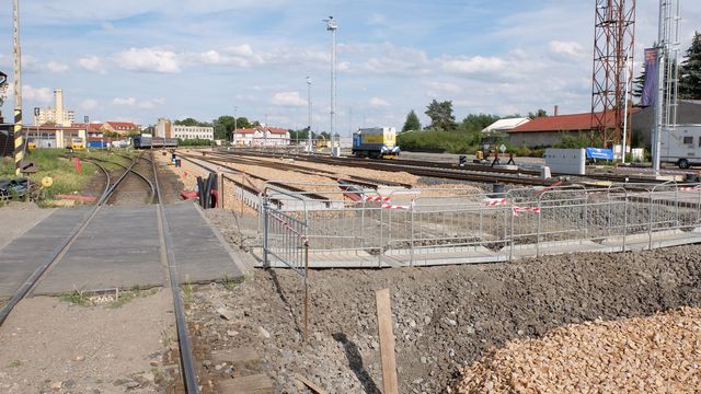 Modernizace železnice na Kladně. Podívejte se jak vypadá pokládka koleje z nebe Modernizace železnice na Kladně. Podívejte se jak vypadá pokládka koleje z nebe