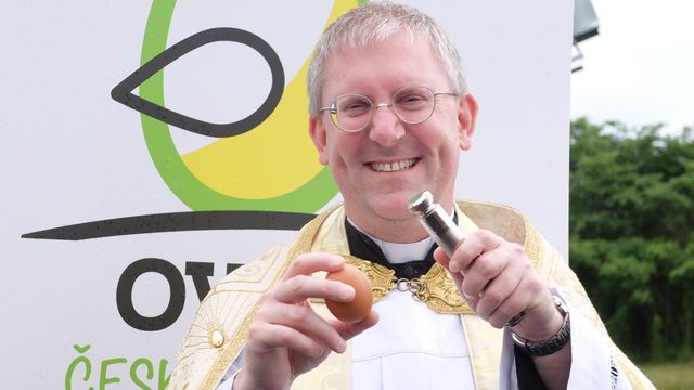 Kladenský farář posvětil OVUSu halu pro chov slepic. Ty budou snášet přes deset milionů vajec měsíčně Kladenský farář posvětil OVUSu halu pro chov slepic. Ty budou snášet přes deset milionů vajec měsíčně