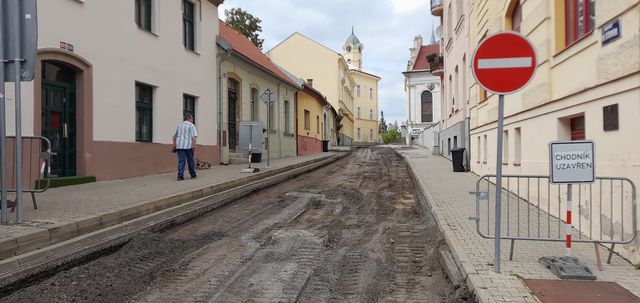 Práce na komunikaci uzavřely ulici Plk. Stříbrného. Zavře se přejezd ve Velkém Přítočně