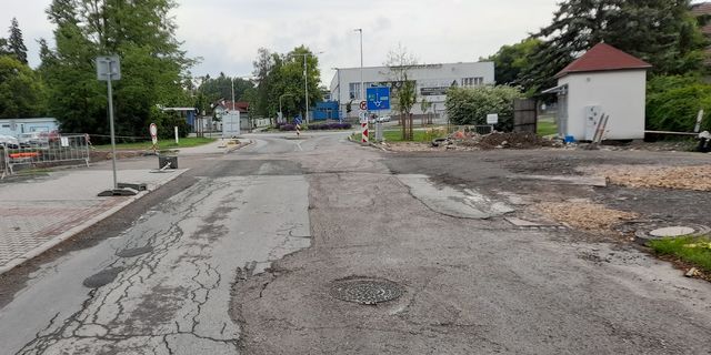 Na Kladně jsou nově zavřené dvě silnice, další dvě silničáři frézují Na Kladně jsou nově zavřené dvě silnice, další dvě silničáři frézují