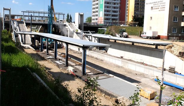 Modernizace železnice na Kladně. Na zastávce Kladno/Město už jsou eskalátory