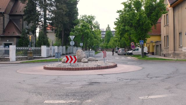 Ulice Františka Kloze bude do června jako nová. Dnes ji uzavřela rekonstrukce silnice 