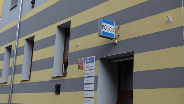 Výtržník zapálil v Zádušní ulici kontejnery Výtržník zapálil v Zádušní ulici kontejnery